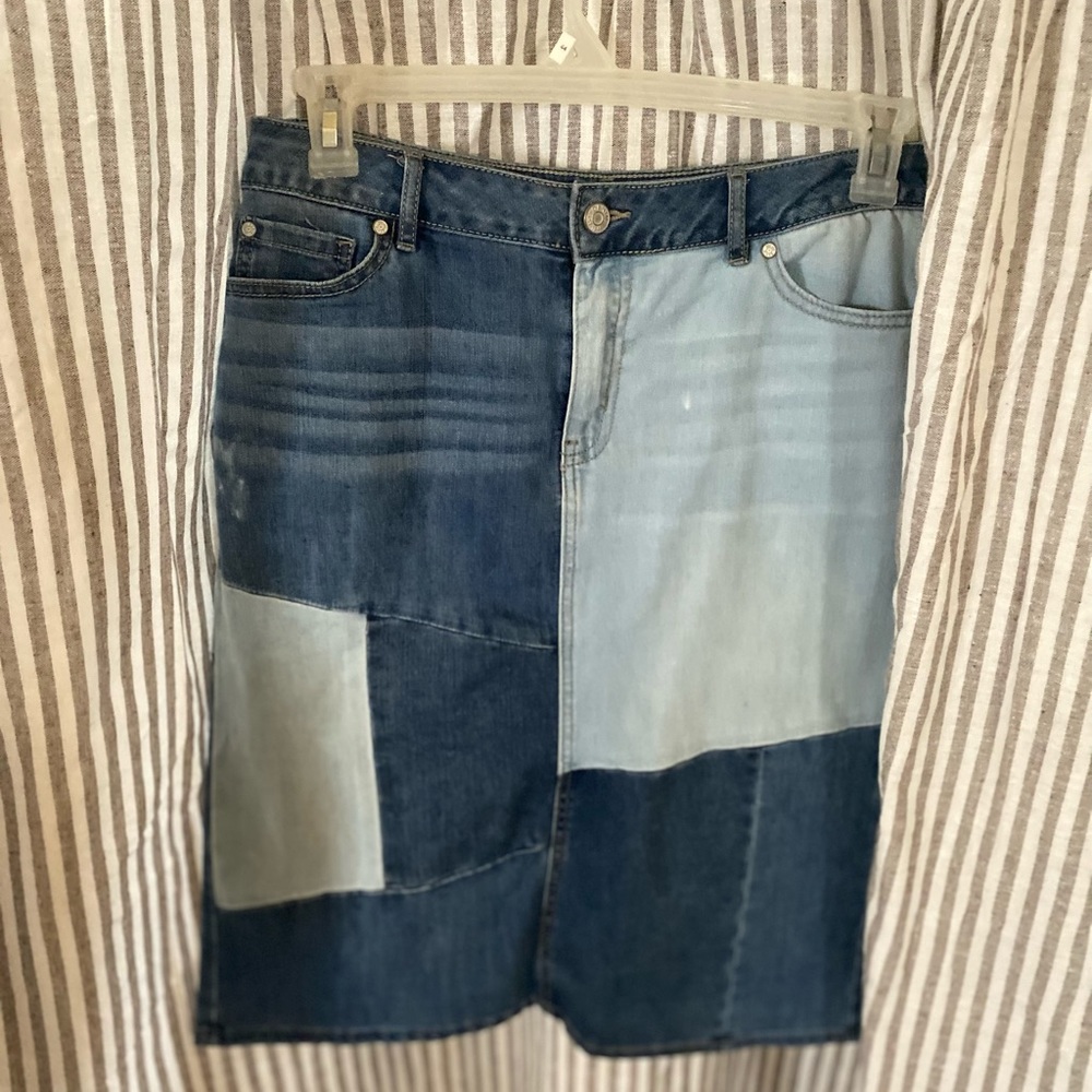Super cute color block denim skirt.